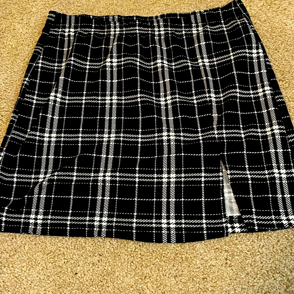 Black-and-white women’s skirt